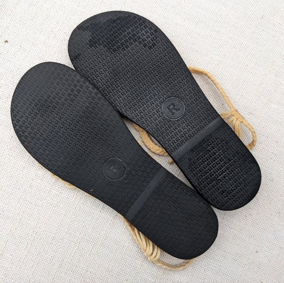 Plaka Palm Leaf Flat Sandals - Picture 6 of 10